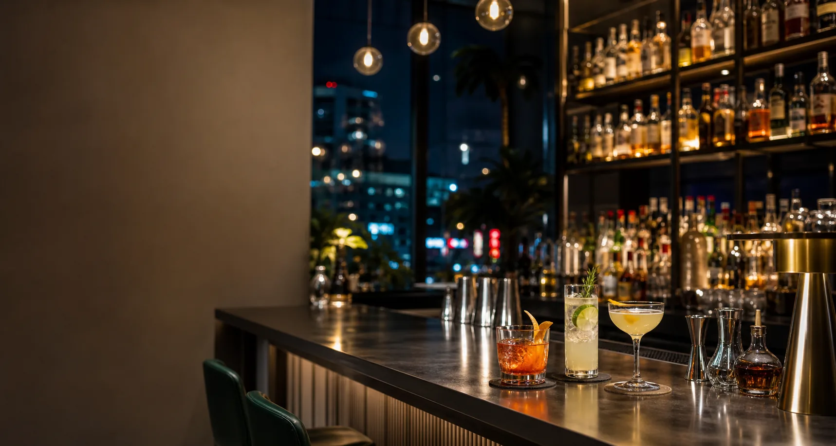 台中酒吧吧台、調酒與夜間城市窗景
