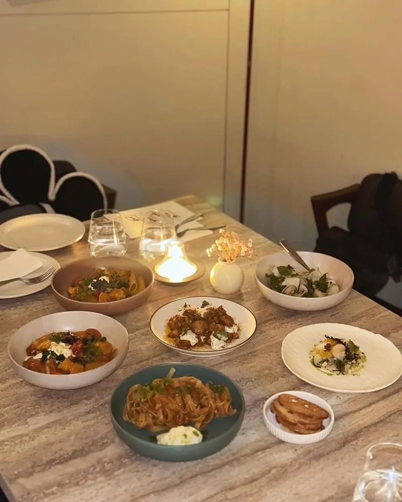 GULU Dining 民意街多人餐桌與完整餐點