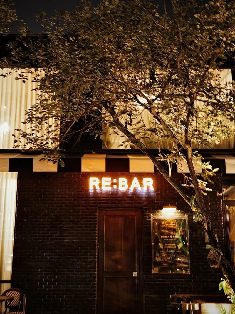 Re:Bar 餐酒館華美街夜間店面與發光招牌