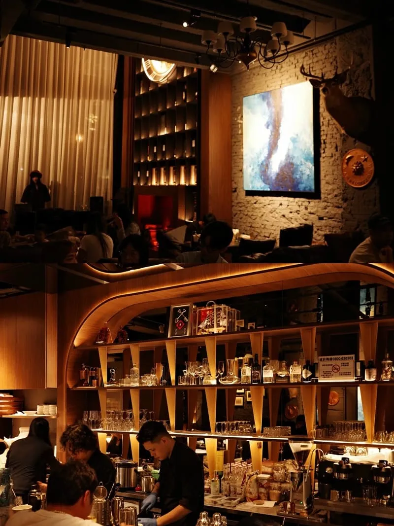 Re:Bar 餐酒館挑高吧台與暖色店內空間